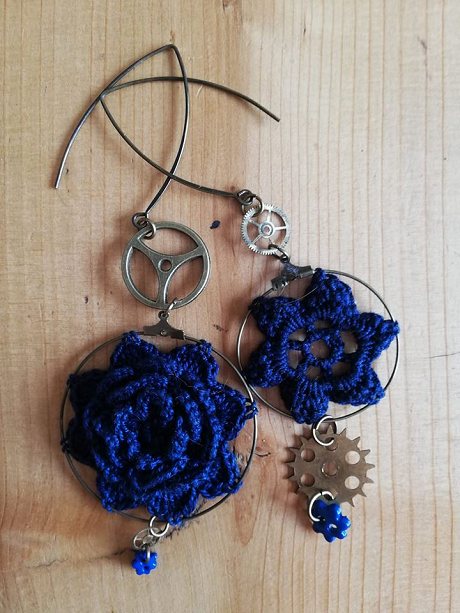 Boucles d'oreilles asymétriques, rouages, fleurs crochet coton marine
