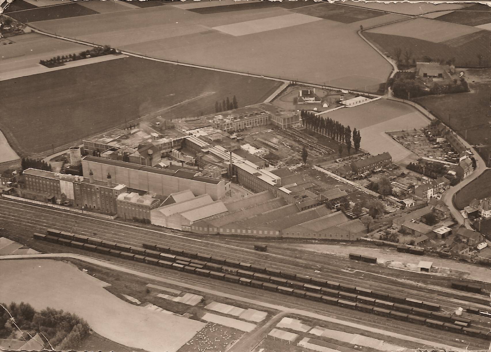 Photo aérienne usine Balatum et voies chemin de fer Photo aérienne usine Balatum et voies chemin de fer